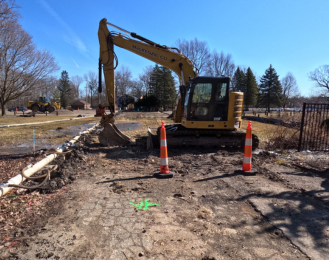 Photo of a excavator sitting outside before it digs up the ground